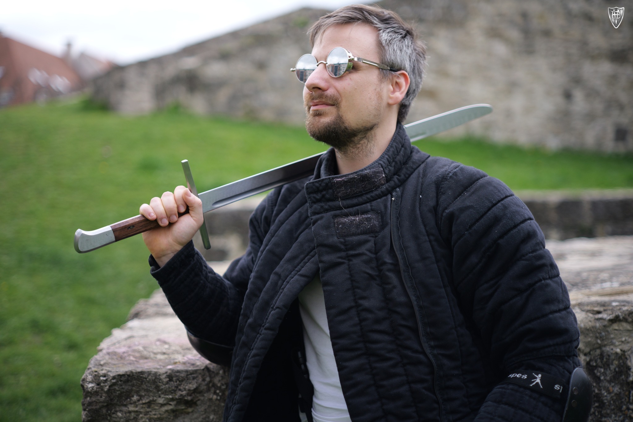 Mann mit Messer und Gambeson