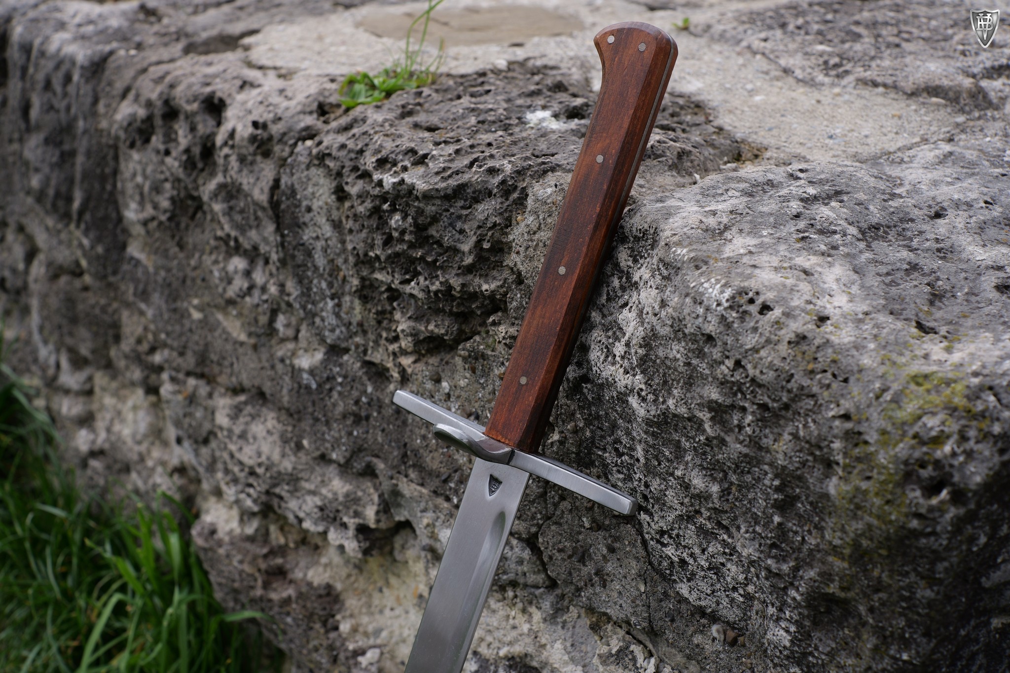 Messergriff gegen einen Felsen
